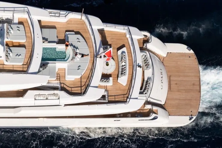 Luftaufnahme des O'Pari Decks mit Pool