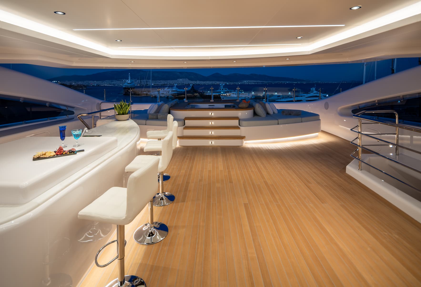 البار الخارجي وصالة O'Pari ليلاً