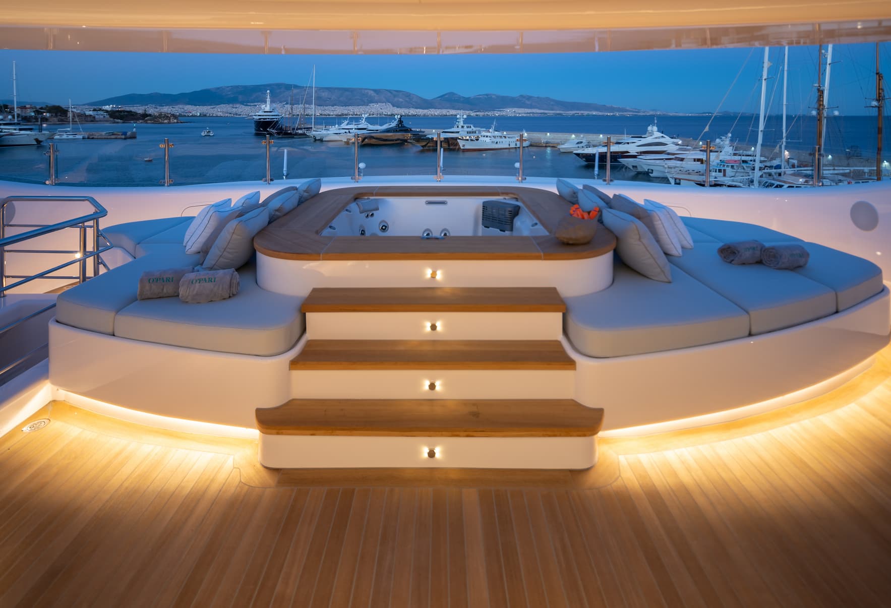 السطح العلوي لـ O'Pari مع الجاكوزي